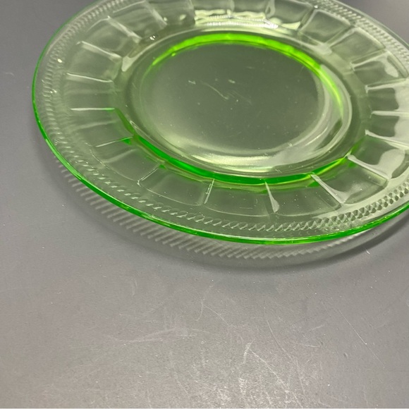 Green Depression Uranium Glass Plate Anchor Hocking Block Pattern 8 inch Plate - Picture 4 of 12